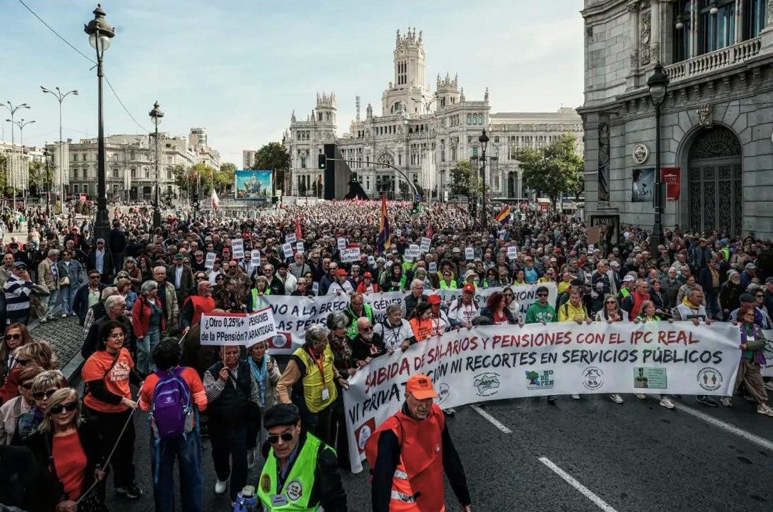 LleidaMarea's tweet photo. Més de 50.000 persones ens vam manifestar ahir a Madrid per defensar les pensions públiques, rebutjar-ne la privatització i reivindicar salaris dignes.

Governi qui governi, les pensions es defensen! 

Organització, mobilització i lluita! ✊ https://t.co/RdeEf0o5zY