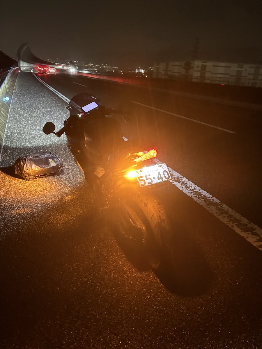 mames1dev's tweet photo. 京都と大阪に住んでる方、出来れば拡散お願いします。

10月23日　23時15分から22分の間で第二京阪を京都方面に時速80キロで中央車線を走行中、白のレクサスのセダンに右後ろから追突され、そのまま追い越し車線に逃げられてしまいました。

場所は2枚目画像です。

(続く) https://t.co/SHbluK2VX6