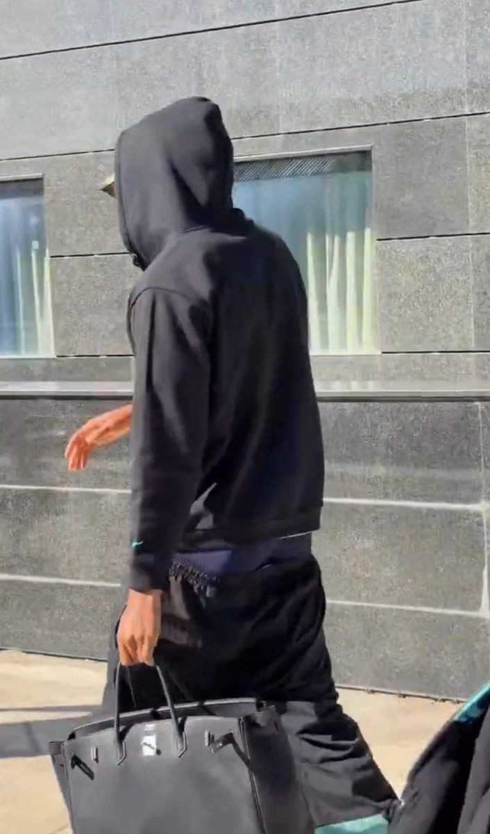 TouchlineX's tweet photo. 🚨 𝗡𝗘𝗪: Lamine Yamal arriving at the hotel ahead of El Clásico. https://t.co/SttRNmbon1