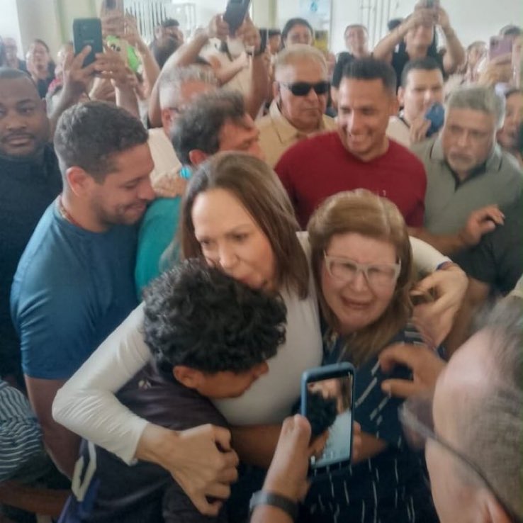 CMonteroOficial's tweet photo. Siempre digo, si no vas a aportar o ayudar, lo mejor es hacerte a un lado y no estorbar a los que sí están trabajando.
MCM regresa para joder a Venezuela🇻🇪 Lo mires por donde lo mires…Por favor, sáquenle el 🍾a Orlandito que esta noche se intoxica celebrando 🥂 https://t.co/JgfWuSvWQ3