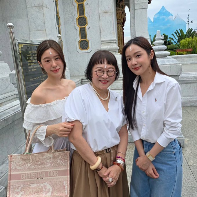 sp_nusu's tweet photo. ถ้าเรื่องที่ 2 เป็นนิยายที่พวกเราคาดเอาไว้ "Fake Love"

ลุ้นเอานะว่าเรื่อง 2    Fake Love  #หลอกกันให้สาแก่ใจคุณ

ขอเรื่องที่ 2  ละคร/ซีรีส์ 
ขอเรื่องที่ 3 หนังโรงภาพยนตร์

#OomBam #อุ้มแบม 
@OomeisayaH  @Bam_Saralee https://t.co/21a4VrsChc