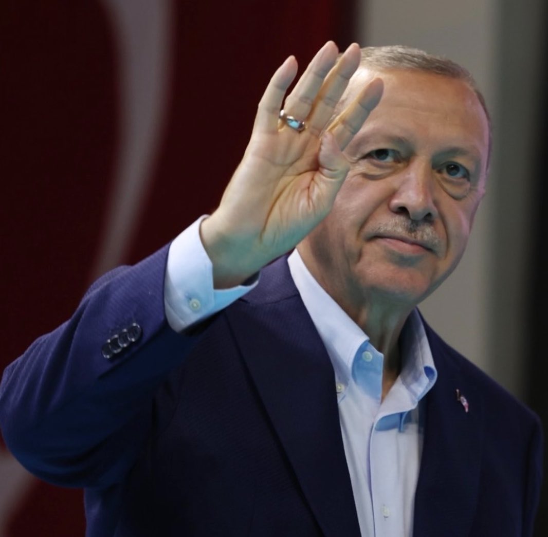 diyadinosman's tweet photo. Ders alın tarihten!..
ÇOK ARARSINIZ ÇOK!..

AK Partide Cumhurbaşkanı @RTErdogan dışında hiç kimse vazgeçilmez değildir!..
Bu bir..

⚡️İki…
AK Partinin kuruluşundan bugünlere varlığının yegane nedeni Cumhurbaşkanı Erdoğan’dır…

⚡️Üç…
Tayyip Erdoğan’sız bir AK Parti düşünenler bugünkü düşünce yapıları ile bugünleri dahi mumla ararlar!..

⚡️Dört…
AK Partide Tayyip Erdoğan’a rağmen bir takım hesap yapanlar varsa ki  var gibi görünüyor onlar ihanet ediyor demektir…

⚡️Beş…
Bakın yakın tarihe;
Özal’sız ANAP,
Demirelsiz DYP
nerede?
Cumhurbaşkanlığına çıkarak partiyi emanet ettiklerinin ihanetinin bedelini ödedi!..
İşte Cumhurbaşkanı Erdoğan  Cumhurbaşkanlığı hükümet sistemi ile bu yolu kapattı!.
Ahmet Davutoğlu’nun Başbakan olduktan sonraki ihaneti 
görmedik mi?
Yol yakınken Erdoğan 
neşteri vurdu!..

⚡️Altı..
Tayyip Erdoğan’sız AK Parti hesabı yapanlar dışarıdan olabilir!..
Bu doğal!..
Ama içeriden olursa bilsinler ki bu kafaları ile AK Parti 4 AK Parti çıkarır…
O nedenle Allah uzun ömürler versin Cumhurbaşkanı Erdoğan var olduğu sürece ondan ilham alın,yolundan yürüyün…
Siyaseten güçlü varlığınızın teminatı Recep Tayyip 
Erdoğan’dır!..

⚡️Yedi…
Darılmak, küsmek, kenara çekilmek, makam, mevki varsa varım yoksa yokum demek tarihten ders almamak demektir..
Yarın bugünlerinizi aramayın..

⚡️Sekiz…
Dost acı söyler…
Kenara çekilmesi gereken, istifa etmesi gereken, bayrağı teslim etmesi gereken varsa liderine sadakat ile bunu yapmalı!..
Yoksa yarınları olmaz!..
Bu makamlar kimsenin tapulu 
malı değil!..
Tayyip Erdoğan varsa varsınız!..
Yoksa biz yine var oluruz diyenleri Özal ile Demirel döneminde yaşadık!
Abdülhamit gittikten sonra sevinenlerin ardından “ Nerdesin sultanım” yazıtlarını açın okuyun!.
Ders olur!..
