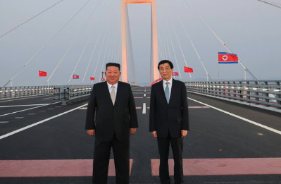 DooridooriX's tweet photo. 🚨 🇨🇳🇰🇵 DID WANG HUNING BRING A DEAD KIM JONG UN BACK TO LIFE?

• On October 24, Chinese state media released footage showing Kim Jong Un walking alongside Wang Huning, China's fourth-highest-ranking official, on the Yalu River Bridge

• In the image on the left, the Chinese and North Korean flags are fully extended horizontally by strong winds

• This indicates that powerful winds were blowing across the bridge during filming

• However, in the image on the right, the female interpreters from China and North Korea appear to have almost perfectly undisturbed hair, despite standing on an exposed bridge without any visible wind barriers

FLAGS WHIPPING IN STRONG WINDS — YET THE HAIR BARELY MOVES

These unusual details have raised suspicions that the footage may have been AI-generated or digitally manipulated

The video was released amid growing rumors surrounding Kim Jong Un's health and possible death

Rather than putting these rumors to rest, the footage released by China has raised further questions about its authenticity

🇺🇸 TRUMP'S SUDDEN CHANGE IN RESPONSE

• October 13: President Trump said "I may" when asked about the possibility of meeting Kim Jong Un

• October 19: When asked whether he would meet Kim during the November APEC summit in China, Trump replied, "I don't know"

• Trump also said he was unsure whether anyone was requesting a meeting, while emphasizing that his relationship with Kim Jong Un remained very good

• October 24: China released footage showing Wang Huning and Kim Jong Un together on the Yalu River Bridge

TRUMP'S CHANGING RESPONSE AND CHINA'S QUESTIONABLE FOOTAGE

These events unfolded within just a few days of each other

The growing number of suspicious developments is intensifying speculation that Kim Jong Un may be facing a serious health crisis — or may already have died

If a trilateral summit between the United States, China, and Russia takes place in November, Xi Jinping will find himself in a position where he must make major concessions