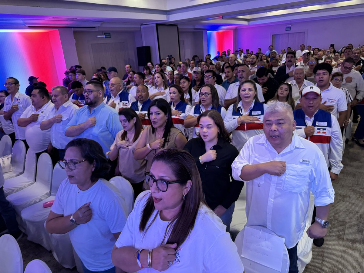 ARENAOFICIAL's tweet photo. 45 asambleas después, seguimos recordando nuestras raíces y la responsabilidad que representa servir a El Salvador.

Nuestra historia también se construye con el compromiso de quienes participan hoy. 🇸🇻
#ARENA #PresentePorLaPatria #ElSalvador https://t.co/fxvMqvKCzF