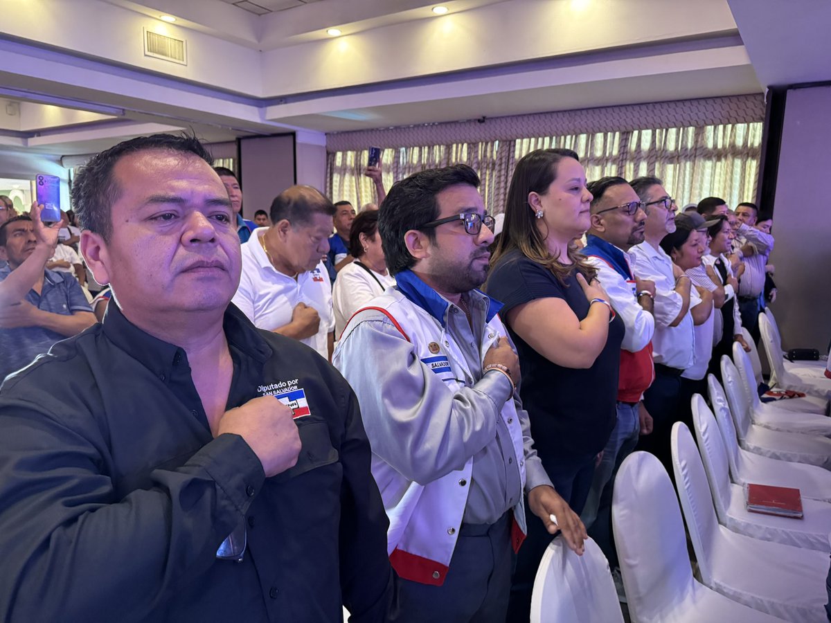 ARENAOFICIAL's tweet photo. 45 asambleas después, seguimos recordando nuestras raíces y la responsabilidad que representa servir a El Salvador.

Nuestra historia también se construye con el compromiso de quienes participan hoy. 🇸🇻
#ARENA #PresentePorLaPatria #ElSalvador https://t.co/fxvMqvKCzF