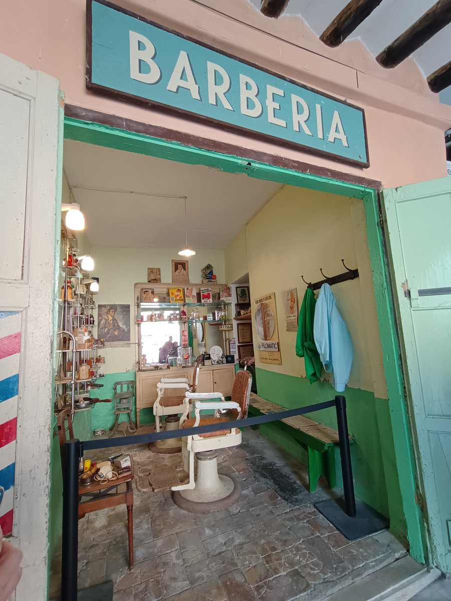OriolOsan's tweet photo. Aturar el temps a Salàs de Pallars. Aquest és el projecte de vida del professor, historiador i col·lecionista Sisco Farràs. Deu botigues -Museu que immortalitzen una època, un temps i un país.
Un meravellós viatge al passat 🥰 https://t.co/XN1qYxpmoh