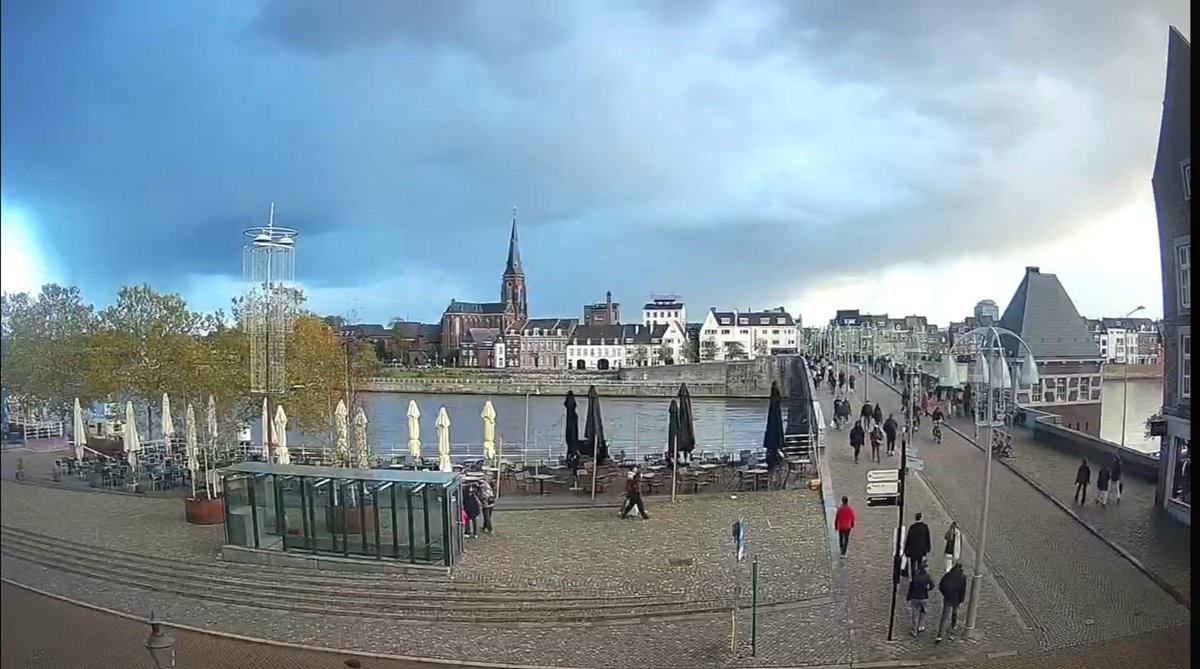klaaswillemb's tweet photo. Fotogenieke najaarsbui (met #hagel en een verdwaalde klap #onweer) boven #Maastricht deze namiddag #ZuidLimburg #StormBeolo #gewitter #orages (bron: WebcamMaastricht) https://t.co/pfIrORKrTm