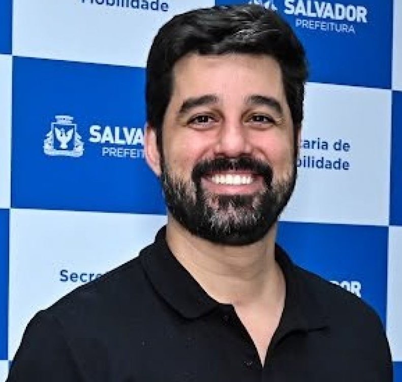 lazarorosa25's tweet photo. 🚨 URGENTE: O TRE-BA acaba de determinar a prisão do secretário de Mobilidade de Salvador, Pablo Souza, após ele boicotar a ida de eleitores aos locais de votação cortando 50% dos ônibus neste domingo.

#CaronaSalvador
#DeixemONordesteVotar 
#DeixemABahiaVotar https://t.co/bzcY9Xuhum