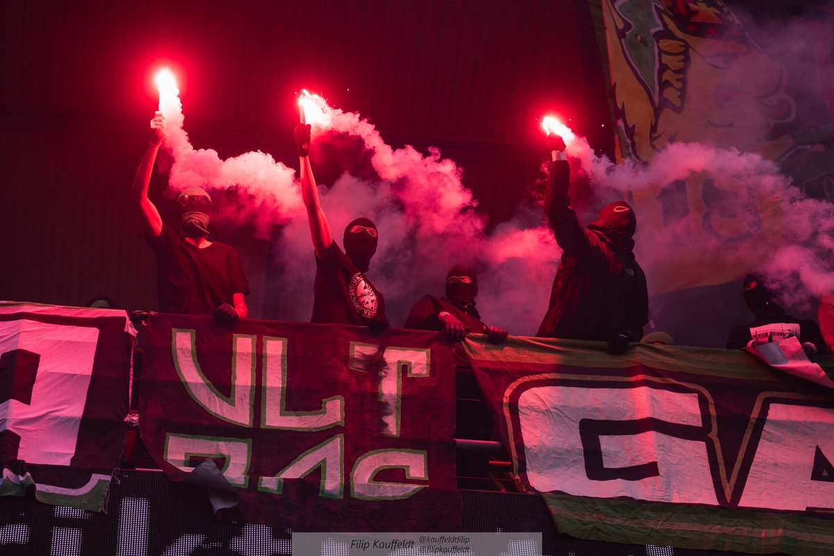 filipkauffeldt's tweet photo. Grönsvart publik under derbyt https://t.co/45RBMmvAZi