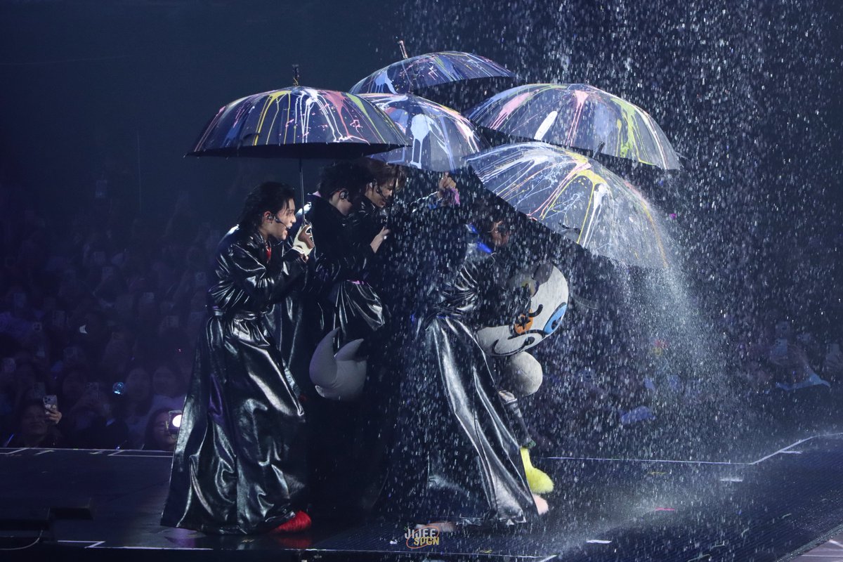 jijeespgn's tweet photo. ไม่กลัวฝนแล้ว แค่เดินไปด้วยกัน☔️

REFLEXION FOREVER 
#LYKNReflexionConcertD3 
#Williamjkp #Lego_Rapeepong 
#nnutdan #hongshihoshi 
#TuiChayatorn #LYKN https://t.co/iINj4gi010