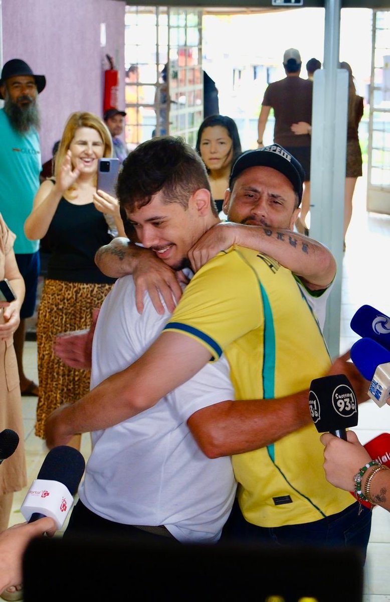 eixopolitico's tweet photo. 🇧🇷 Cleitinho, governador eleito de Minas Gerais, pede para eleitores de Lula e de Flávio Bolsonaro se abraçarem contra a polarização.

“Eu vou governar pra vocês dois. Essa é a minha obrigação: trabalhar pra todos”, disse. https://t.co/34T6tTafw9