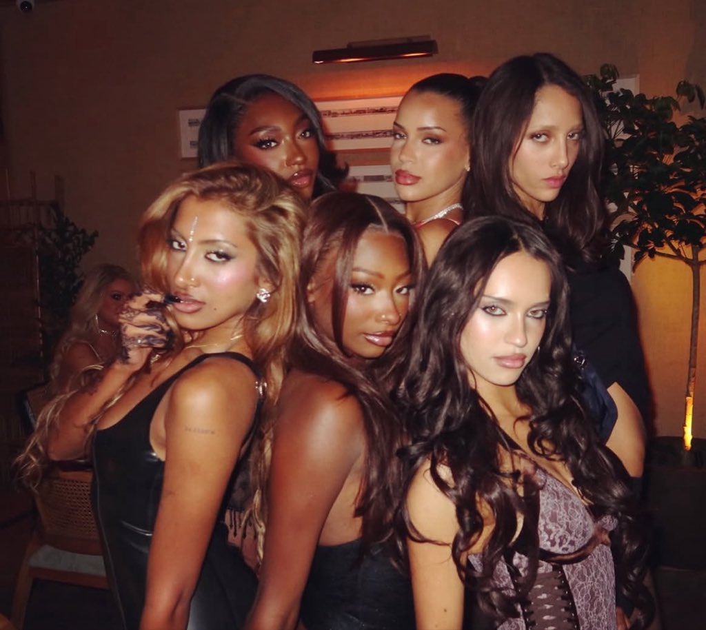 doebakery's tweet photo. trinity &amp; yasmin gagging so badly 😭 https://t.co/0Q7UXC19oQ
