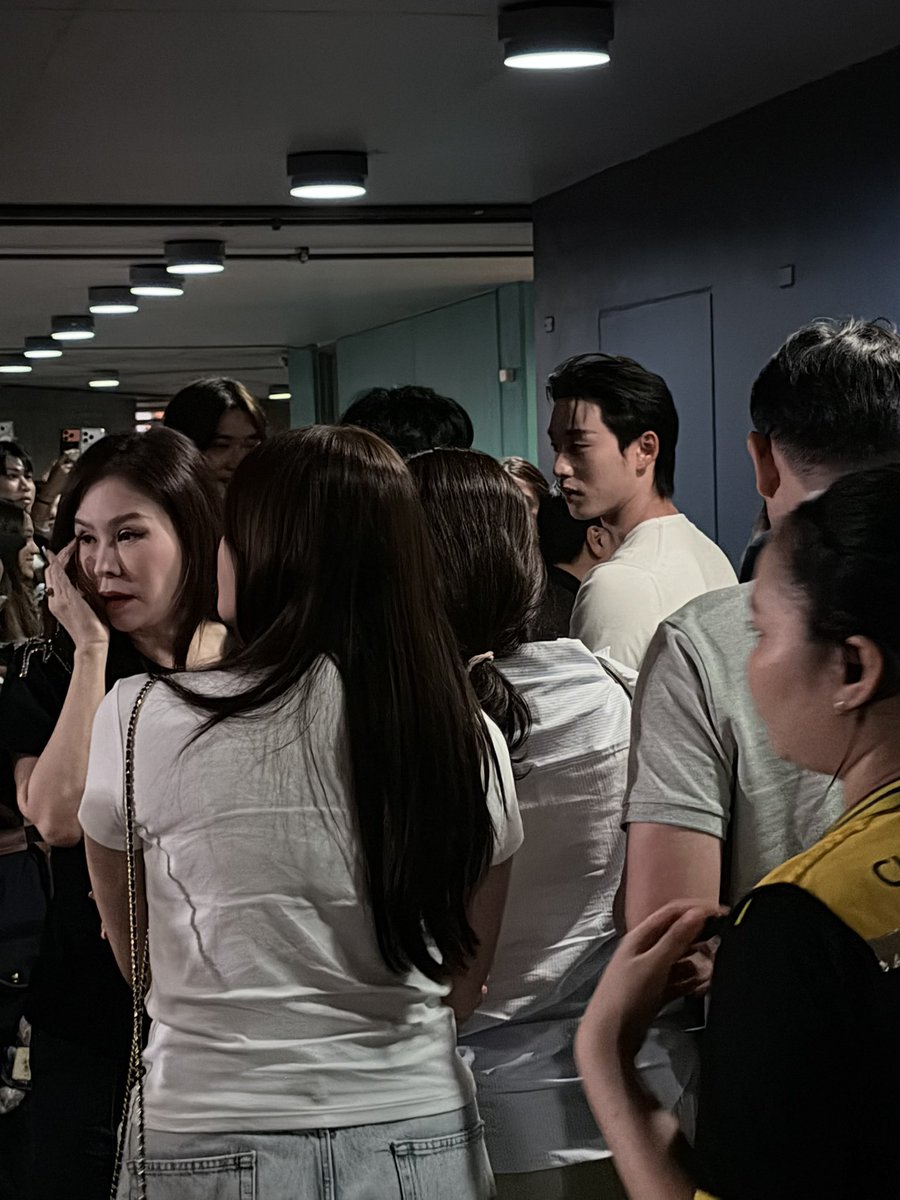 PlengChifFon's tweet photo. ออกจากคอนมา เจอเอสระยะประชิดหล่อมาก🥺🥺
#LYKNReflexionConcertDay3 
#est_rvp https://t.co/rpy1gOlxy9
