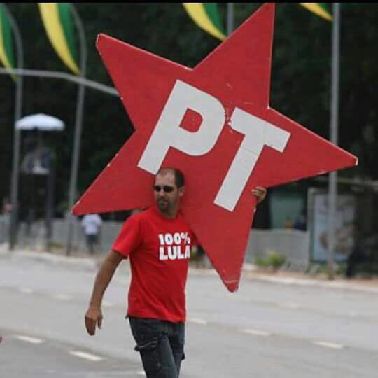 comunadememes's tweet photo. Deixa o Nordeste votar!

#VotacaoAte19Horas https://t.co/Z5HZW339o3