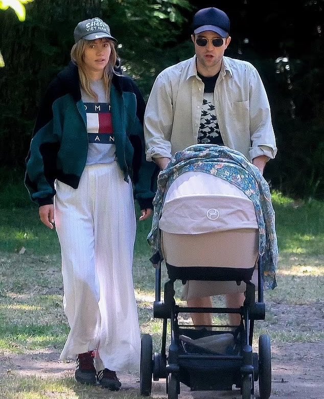 Vyllahr's tweet photo. Suki Waterhouse and Robert Pattinson moving together in Los Angeles with their baby stroller. https://t.co/9RO1EFcVrr