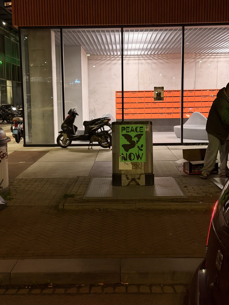 Hijden8's tweet photo. Heel Eindhoven hangt vol met deze poster, maar ondertussen….
#dutchdesignweek #DDW https://t.co/FKVIJvCku1