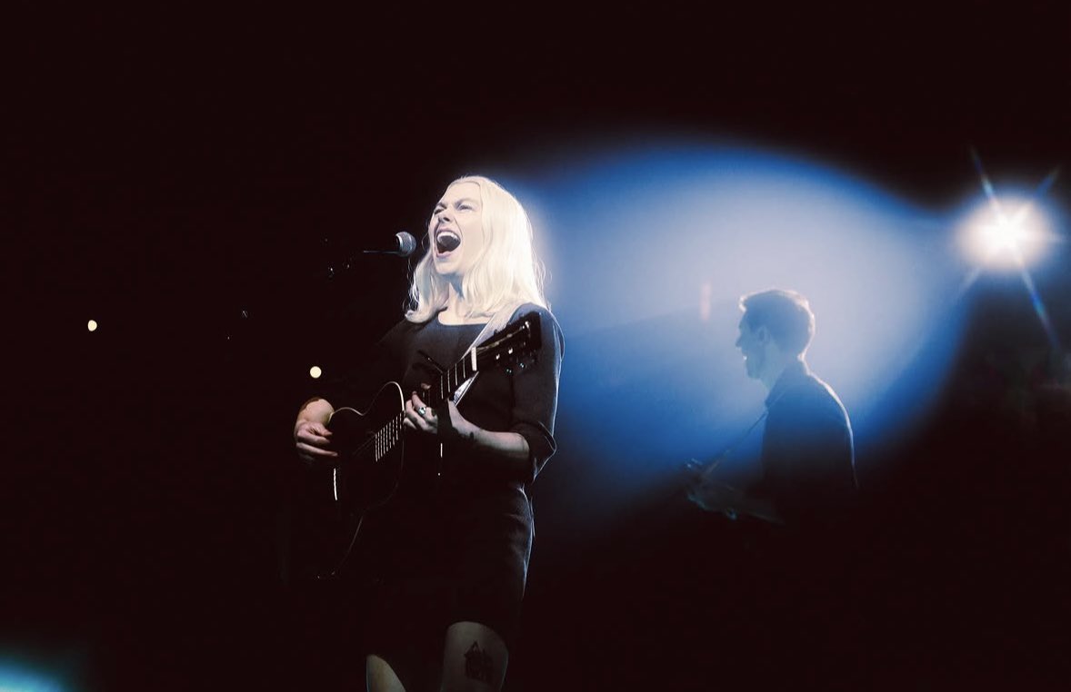 sourcebridgers's tweet photo. Phoebe and the band at The Lost Tour 🌌 https://t.co/DZJbokQjbT
