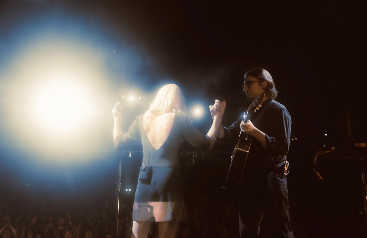 sourcebridgers's tweet photo. Phoebe and the band at The Lost Tour 🌌 https://t.co/DZJbokQjbT