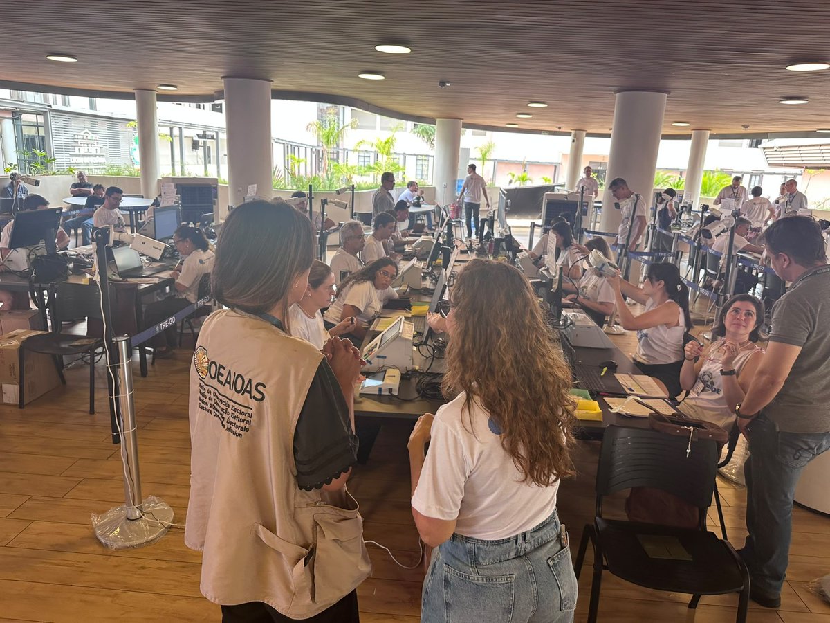 OEA_oficial's tweet photo. La Misión Electoral #MOE_OEA en Brasil continúa siguiendo el desarrollo de las #Eleições2026.

Hasta el momento, los 88 observadores desplegados en el país y en el exterior informan que la votación transcurre con normalidad y con una alta participación de las electoras y los electores.