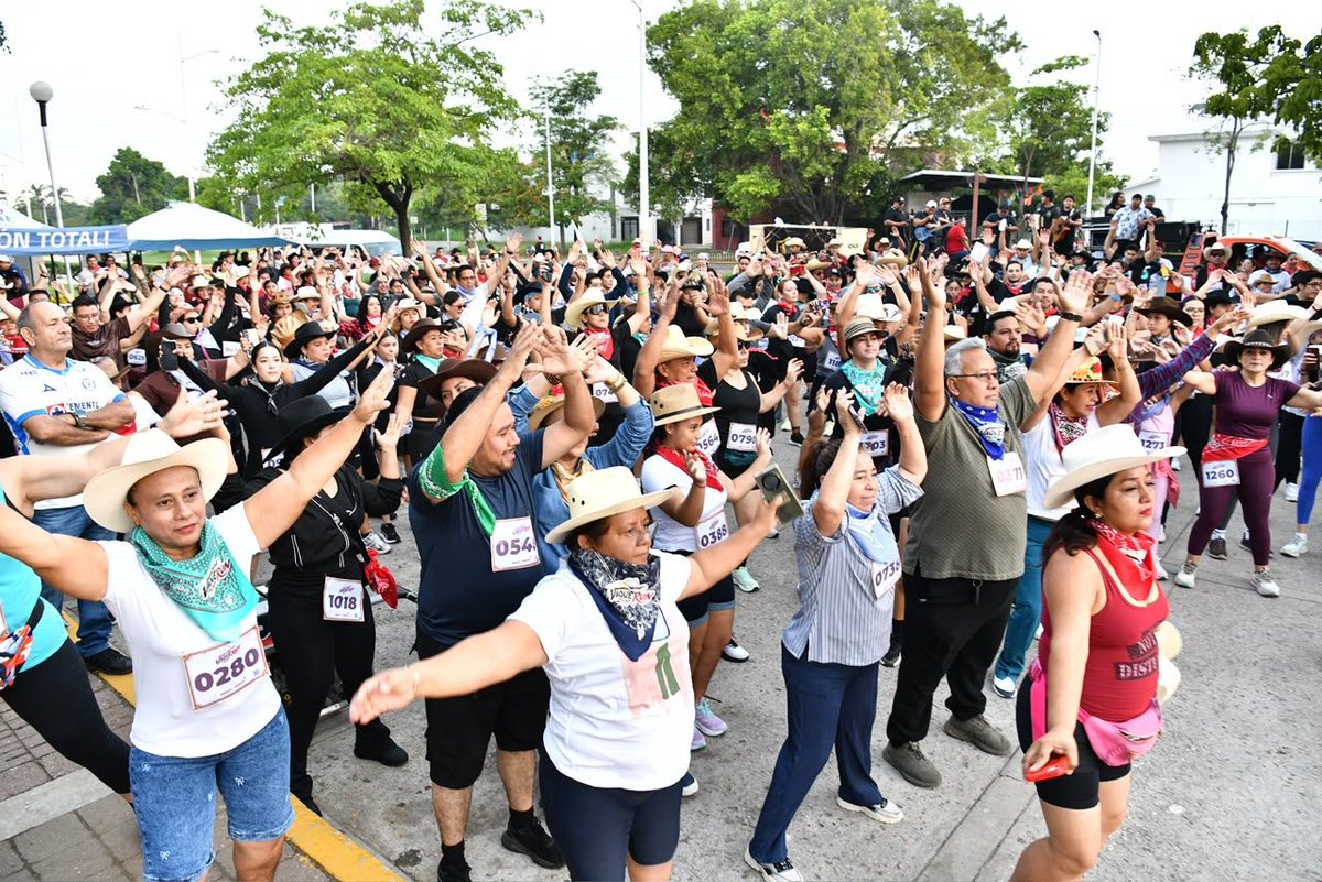 Gobdetabasco's tweet photo. 🤠🎶 ¡Sombreros, banda y solidaridad! El VaqueRun Tabasco 2026 puso al Edén en movimiento 🏃‍♀️🏃‍♂️
Este domingo, el Parque La Choca de Villahermosa se llenó de paliacates, sombreros y mucho ánimo. Cientos de participantes hicieron de la carrera una fiesta familiar con causa, a favor de niñas y niños del Centro VIDHA “Rullán Ferrer” del DIF Tabasco. 
#GobiernoDelPueblo