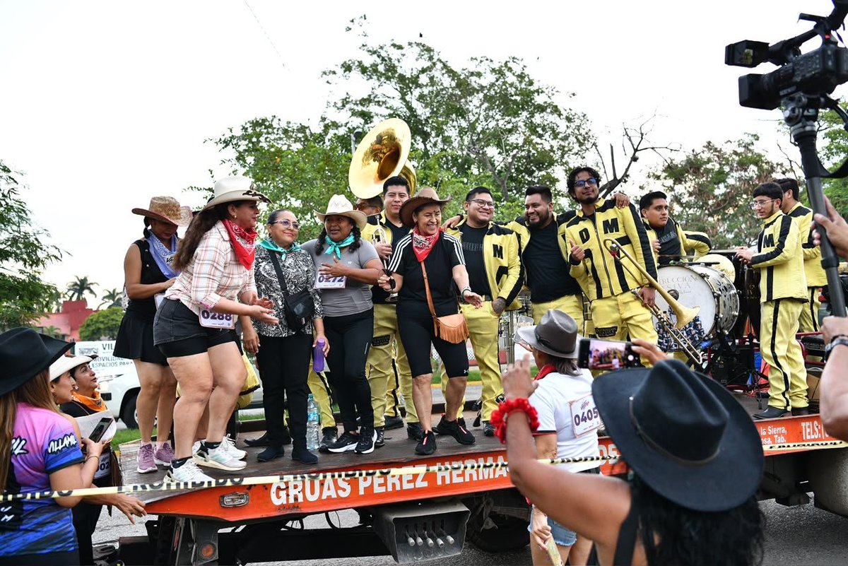 Gobdetabasco's tweet photo. 🤠🎶 ¡Sombreros, banda y solidaridad! El VaqueRun Tabasco 2026 puso al Edén en movimiento 🏃‍♀️🏃‍♂️
Este domingo, el Parque La Choca de Villahermosa se llenó de paliacates, sombreros y mucho ánimo. Cientos de participantes hicieron de la carrera una fiesta familiar con causa, a favor de niñas y niños del Centro VIDHA “Rullán Ferrer” del DIF Tabasco. 
#GobiernoDelPueblo