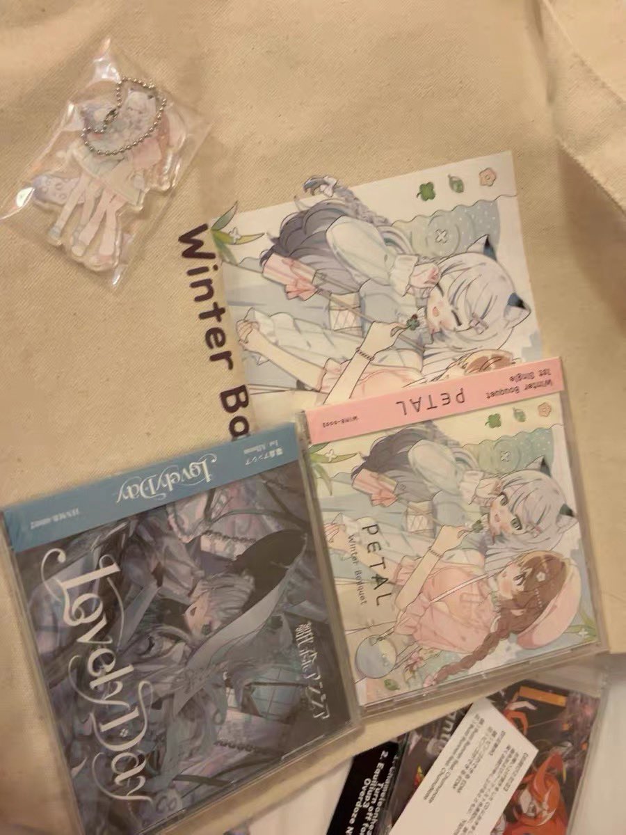 captainemo233's tweet photo. M3での購入品をまとめてみた！
友達に代わりに買ってきてもらったから、サインをもらえなかったものも結構多いんだよね〜
yureru先生のEP『夜光街』を買い逃しちゃったのが本当に悔しい……！😭早く通販やサブスクで聴けるようになるといいな(^^)#M3秋2026 https://t.co/9X3xgEAEtb