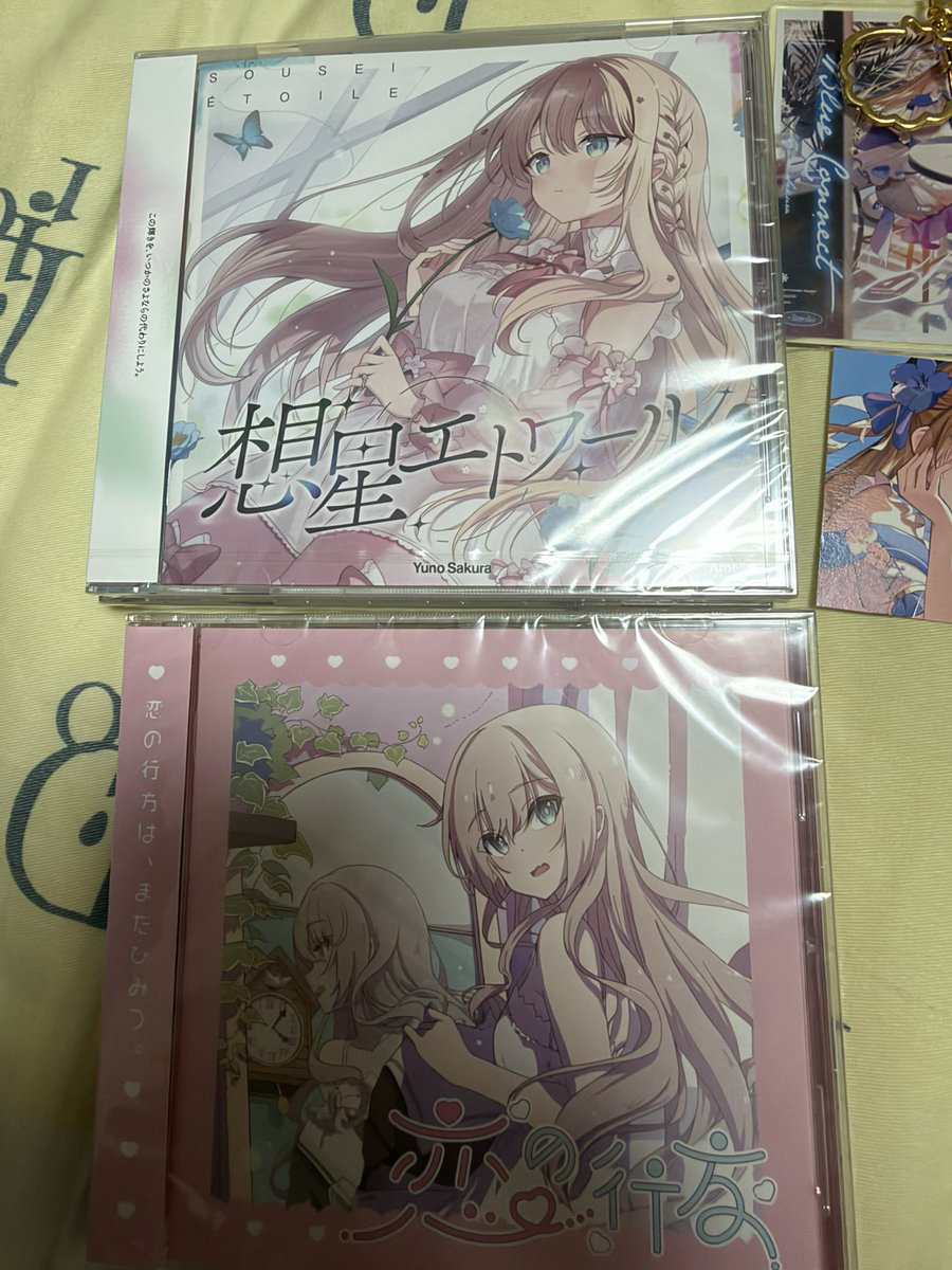 captainemo233's tweet photo. M3での購入品をまとめてみた！
友達に代わりに買ってきてもらったから、サインをもらえなかったものも結構多いんだよね〜
yureru先生のEP『夜光街』を買い逃しちゃったのが本当に悔しい……！😭早く通販やサブスクで聴けるようになるといいな(^^)#M3秋2026 https://t.co/9X3xgEAEtb