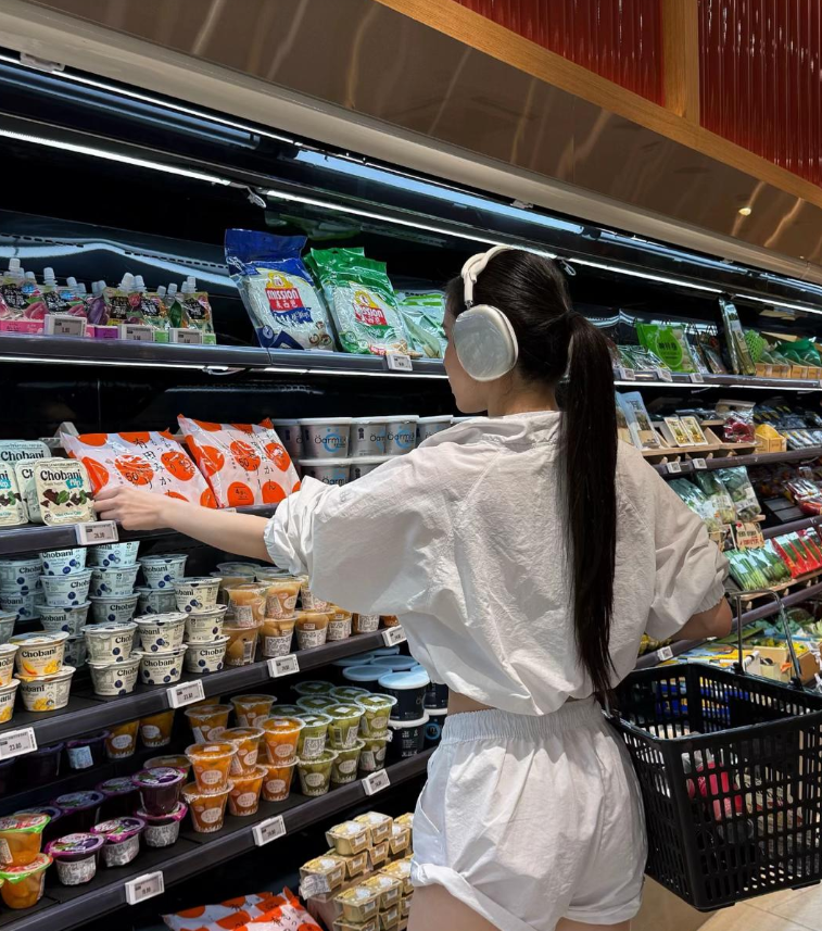 NguynBAnph's tweet photo. Lên đồ năng động đi gom nguyên liệu tươi ngon nấu cho bữa tối nào 
Nhìn kệ hàng ngập tràn thế này thôi là thấy yêu đời hẳn lên rồi 🥑🌿 https://t.co/Rtgvd1r7Ar