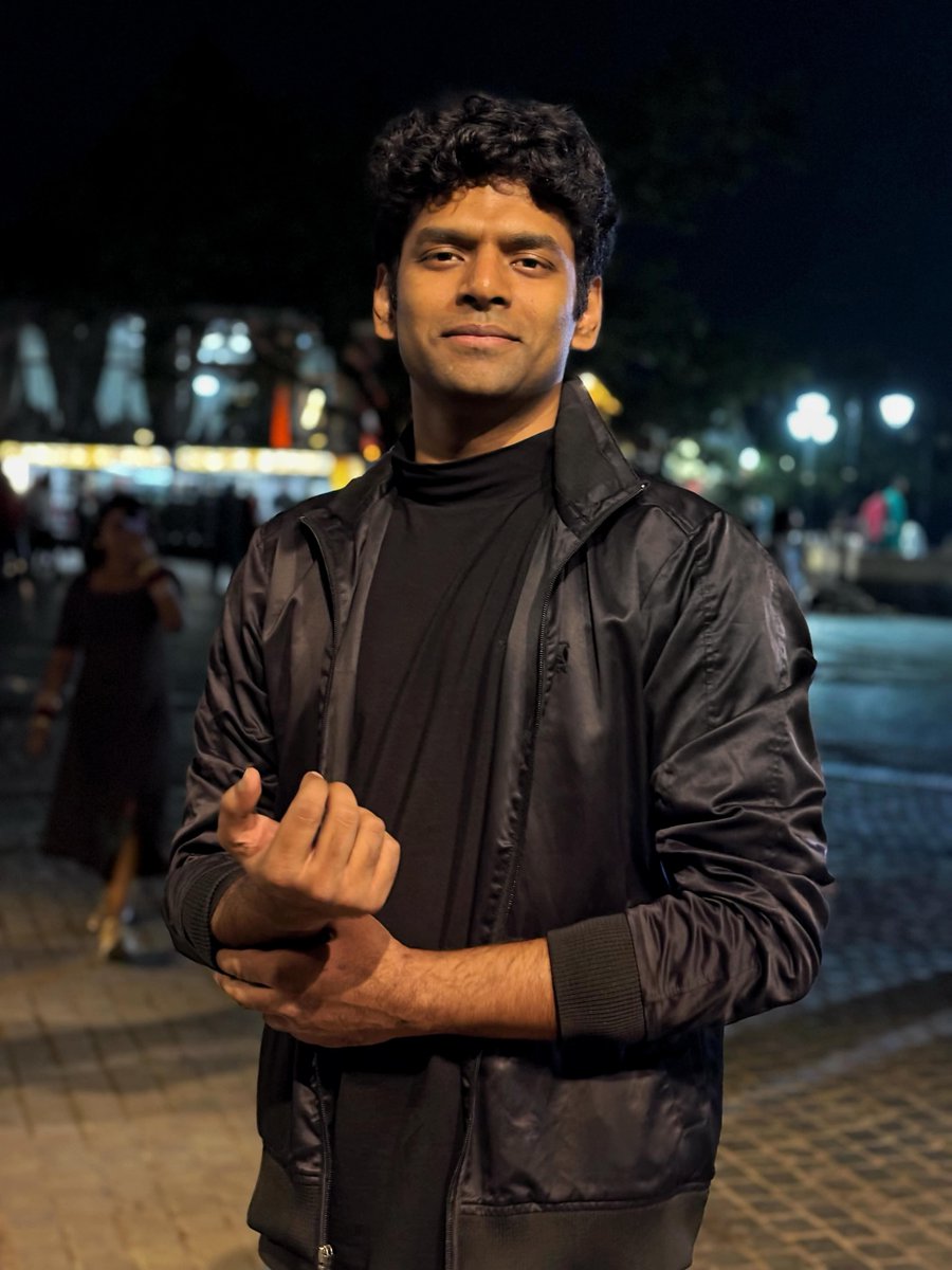 grafidon's tweet photo. एंग्री यंग मैन — यश श्रीवास्तव!

“तुम मुझे  ढूंढ रहे हो, मैं तुम्हारा यहां इंतज़ार कर रहा हूँ!”

फिल्म दिवार का अमिताभ बच्चन का यह डायलॉग याद है? जिस एटीट्यूड ने अमिताभ को सुपरस्टार बनाया, कुछ वैसा ही अंदाज़ है यश श्रीवास्तव का!

कैमरे के सामने तिरछे बैठना, गोदी मीडिया के स्टूडियो में बिना किसी डर के बीजेपी के एजेंडे की धज्जियाँ उड़ाना और तर्कों की ऐसी धार कि बीजेपी प्रवक्ताओं के पास जवाब तक न बचे!

लेकिन यश की यह प्रतिभा आज की नहीं है।

मैं यश को चार साल से जानता हूँ। मेरे ट्विटर स्पेस में एक लड़का पूरे फ्लो में बोलता था और बड़े-बड़े अंधभक्तों व ट्रोल्स की बोलती बंद कर देता था।

यश मुझे बड़े भाई मानते हैं। अक्सर कहते थे कि कांग्रेस में मौका मिलना आसान नहीं है। मैं हमेशा उनसे कहता था—यश, तुम्हारा भी वक्त आएगा और दुनिया तुम्हारी प्रतिभा का लोहा मानेगी!

आज यश को देखकर लगता है कि वो दिन आ गया है।

हम सबके प्रेरणास्रोत पवन खेड़ा जी के मार्गदर्शन में यश, हर्षद, ईशान त्यागी और डाली शर्मा जैसे युवा कांग्रेस प्रवक्ताओं की नई पीढ़ी अपने आक्रामक अंदाज़, बेबाकी और हाजिरजवाबी से अपनी पहचान बना रही है।

आलोक शर्मा जी, डाक्टर अजय उपाध्याय और दीदी रागिनी नायक जैसे वरिष्ठ साथी लगातार इन युवाओं का हौसला बढ़ाते हैं।

हम सब जननायक राहुल गांधी के निडर सिपाही हैं। हमारा मकसद साफ है—मीडिया के झूठे एजेंडे और बीजेपी के फेक नैरेटिव का जवाब तथ्यों, तर्कों और उसी बेबाकी से देना, जिसकी भाषा में वे बात करते हैं।

राहुल गांधी और पवन खेड़ा की टीम में ऐसे एक नहीं, अनेक यश श्रीवास्तव हैं, जो मिनटों में झूठे नैरेटिव की हवा निकालने का माद्दा रखते हैं।

यश, तुम इस नई पीढ़ी के उभरते सितारे हो। अभी तो बहुत लंबा सफर तय करना है!

एंग्री यंग मैन, लगे रहो! तुम्हारा वक्त आ गया है। 🔥

#घोरकलजुग #डाटावाणी 
@Aloksharmaaicc @NayakRagini @SherESharma @IshanRTyagi @drajayupadhyay @dollysharmaINC