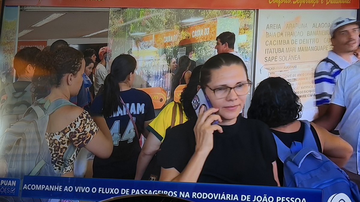tuittaizah's tweet photo. 🚨Agora: Rodoviária de João Pessoa lotada sem ÔNIBUS para a população votar, isso é CRIME ELEITORAL

#DeixemONordesteVotar https://t.co/75YvI5kc5X