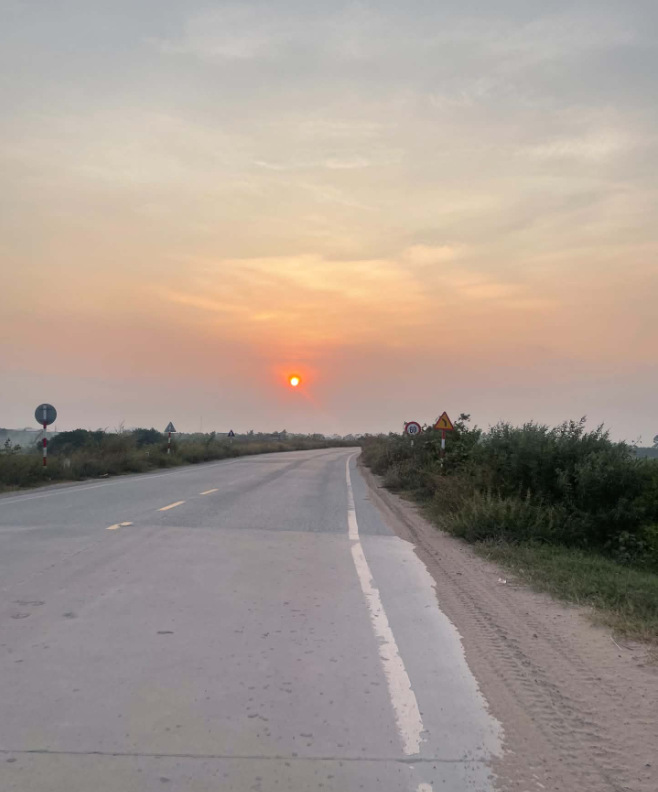 NguynBAnph's tweet photo. Đường về nhà hôm nay nhuộm một sắc cam chiều đẹp đến nao lòng 
 Tạm biệt công việc, trở về với chốn bình yên thôi nào! 🌇☕️ https://t.co/UCXta4H2o8