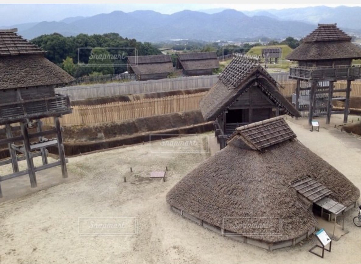 _nyu__________'s tweet photo. その頃日本は弥生時代の建物は主に「竪穴建物（たてあなたてもの）」と「掘立柱建物（ほったてばしらたてもの）」の2つしかなかった https://t.co/FJ0tnPqoRt