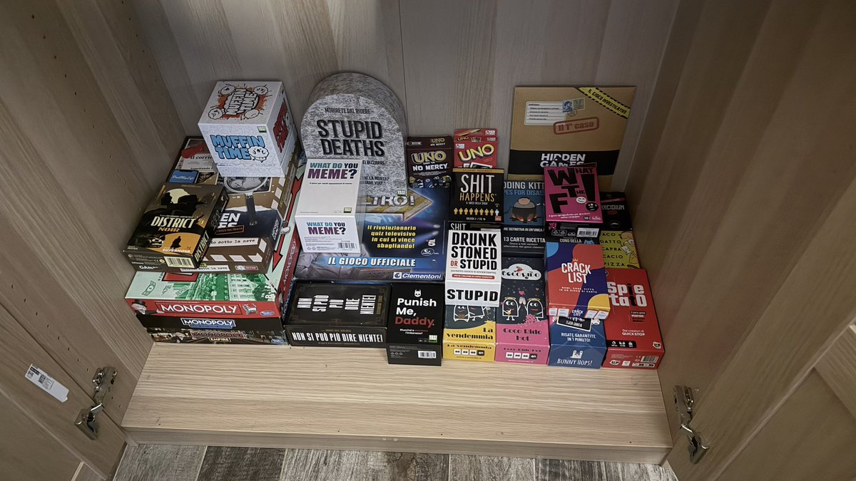 VeronicaParte2's tweet photo. Quando tu e tuo fratello avete un problema con l’acquisto compulsivo di giochi da tavolo: https://t.co/s9TIMSgZM6