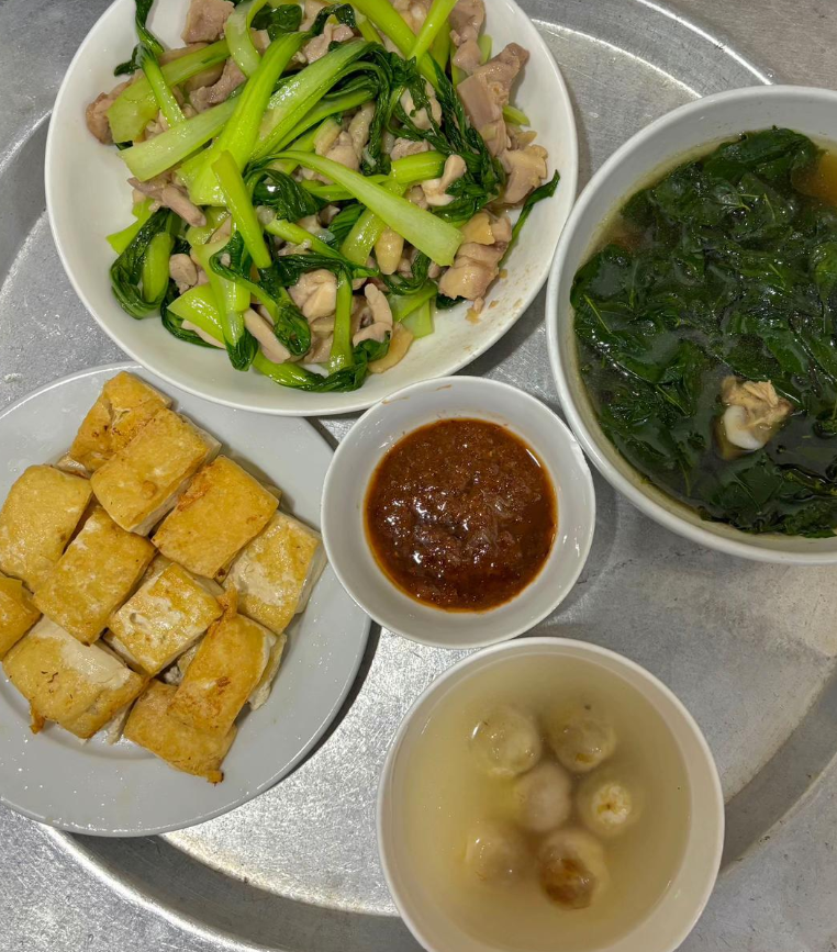 NguynBAnph's tweet photo. Đậu rán giòn rụm, bát canh thanh mát cùng đĩa rau xào đậm đà 
 Bữa cơm bình dị nhưng đủ sức đánh bay mọi mệt mỏi của cả ngày dài🍲 https://t.co/iXixhQWcSf