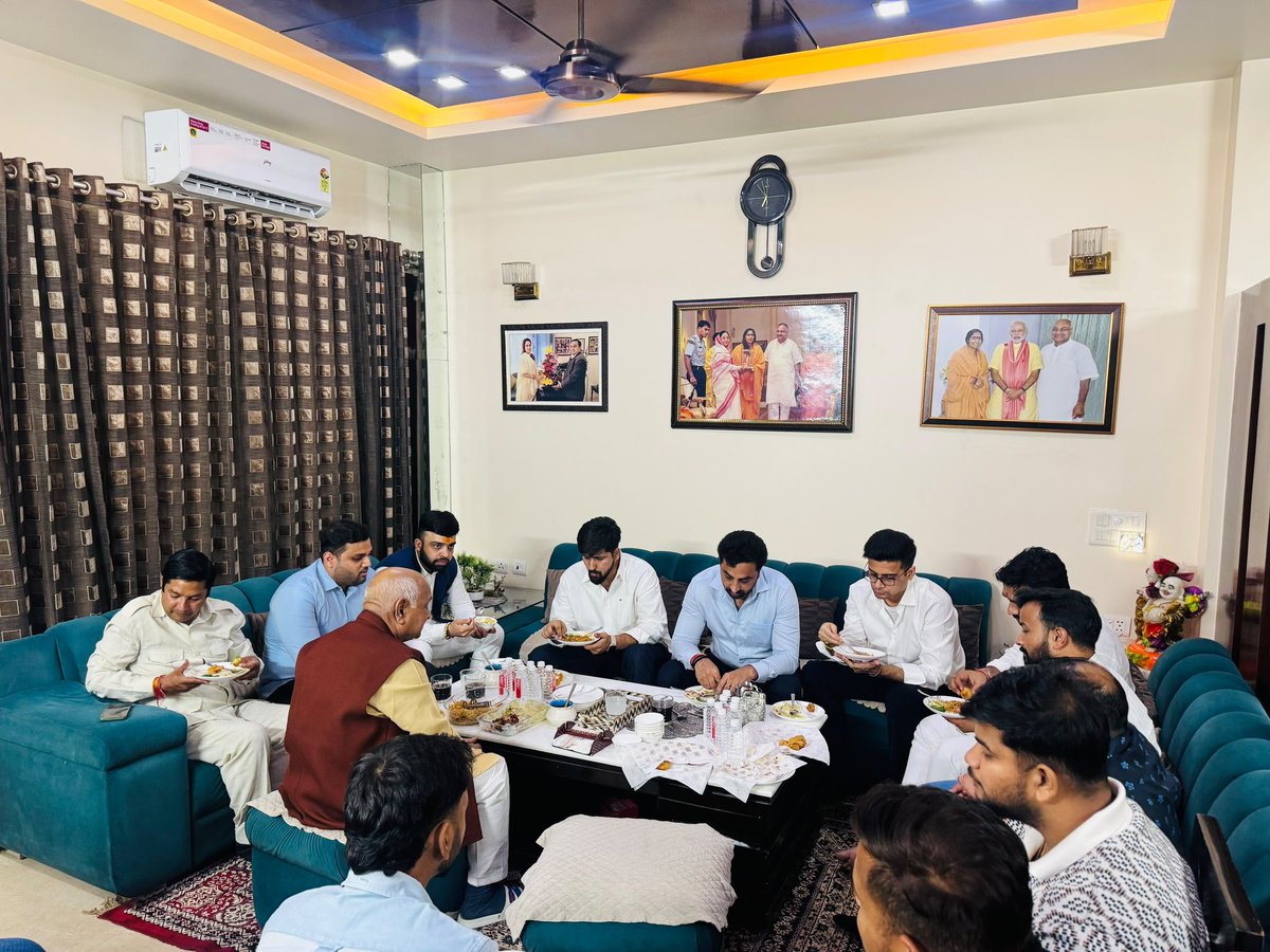rajatbjym's tweet photo. आज उत्तर-पश्चिम लोकसभा क्षेत्र में जिला प्रवास के दौरान युवा मोर्चा के साथी प्रदेश सोशल मीडिया प्रमुख श्री @tusharguptabjp जी के निवास पर भोजन करने का सौभाग्य प्राप्त हुआ।

एक कार्यकर्ता के घर जाना, उसके परिवार के बीच बैठना और साथ भोजन करना हमेशा एक अलग ही आत्मीयता और अपनत्व का एहसास कराता है। यही रिश्ते संगठन को केवल एक संगठन नहीं, बल्कि एक परिवार बनाते हैं। 

इस दौरान भाजपा दिल्ली के वरिष्ठ नेता श्री जय भगवान यादव जी का स्नेह एवं आशीर्वाद भी प्राप्त हुआ।