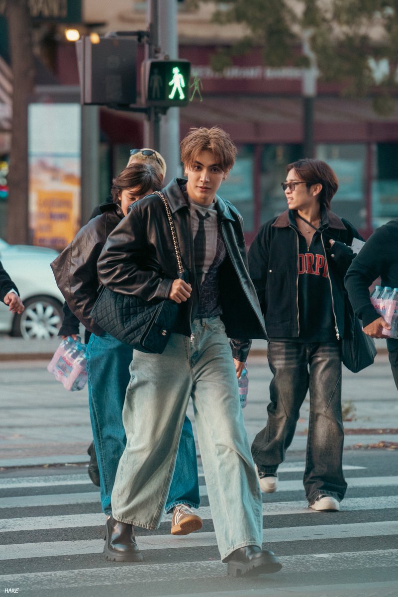 Hareshine's tweet photo. Paris runway walk!! 😎✨️

#จุงอาเชน #JoongArchen https://t.co/k3YhfbO2uk