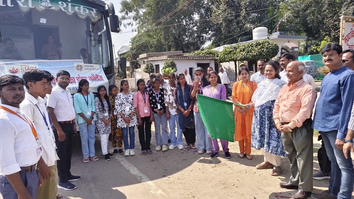 cdosbr's tweet photo. #सोनभद्र के 160 विद्यार्थ���यों की नई उड़ान!
आज 160 विद्यार्थी IIT दिल्ली, राष्ट्रपति भवन, नेशनल साइंस सेंटर और नेहरू प्लैनेटेरियम के 5-दिवसीय शैक्षणिक भ्रमण पर रवाना! 
बच्चों की इस नई उड़ान और उज्ज्वल भविष्य के लिए हार्दिक शुभकामनाएं।
@UpRuralDev @DmSonbhadra @CMOfficeUP https://t.co/Nq5dAu6bKG