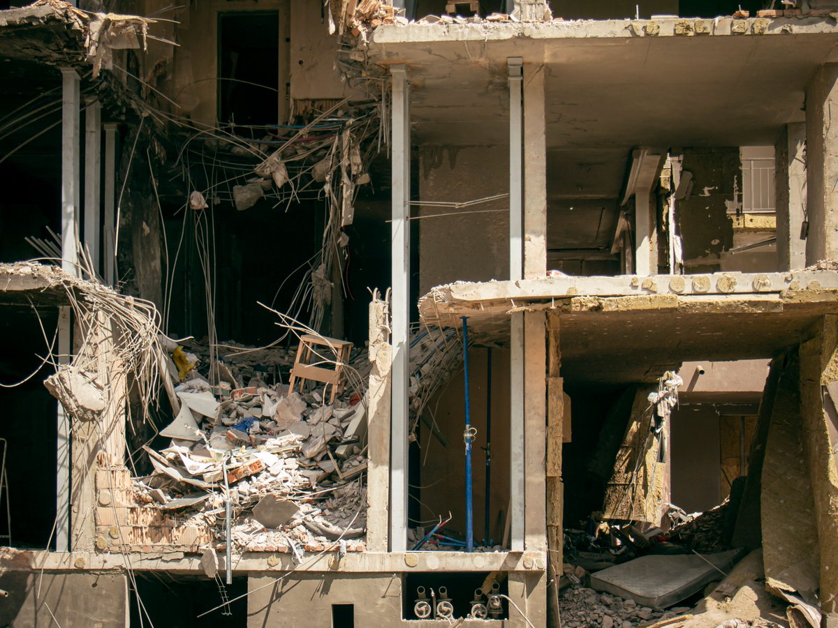nyumba_rdc's tweet photo. Kinshasa : ce que la loi prévoit avant une démolition

Des habitants dénoncent des démolitions qu’ils jugent illégales. 
Pourtant, certaines constructions peuvent être démolies sans indemnisation, tandis que d’autres relèvent de règles différentes. https://t.co/LHwsnm6xK7