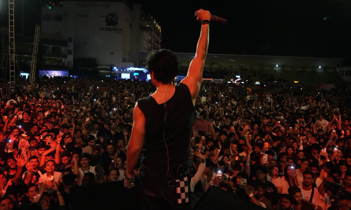 AliZafarsays's tweet photo. Karachi last night - 12000 on 🔥 https://t.co/z4UPcSsu8B