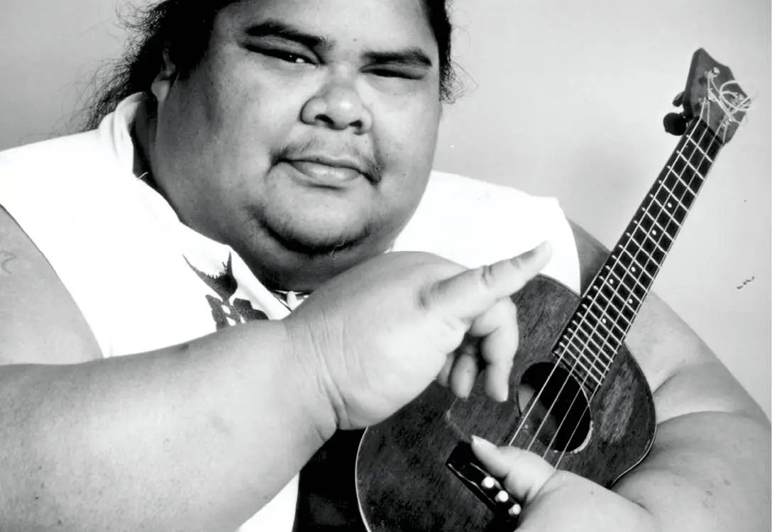 unseentartz's tweet photo. In 1988, Israel "IZ" Kamakawiwoʻole called a Honolulu recording studio at 3:00 AM after a sudden burst of inspiration. The engineer agreed to let him come in, and Israel arrived just 15 minutes later. He recorded "Somewhere Over the Rainbow / What a Wonderful world in one take. https://t.co/Kj4s67Oc1t