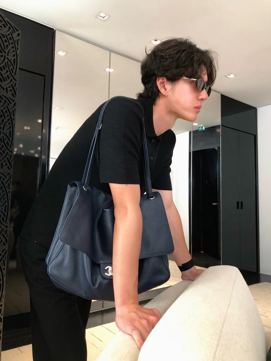 beezisbz's tweet photo. ป๋อจ้านคือไม่ต้องทำอะไรเลยแค่จับวางรูปข้างกัน ทุกอย่างจบห์ https://t.co/twM6gXtGMi