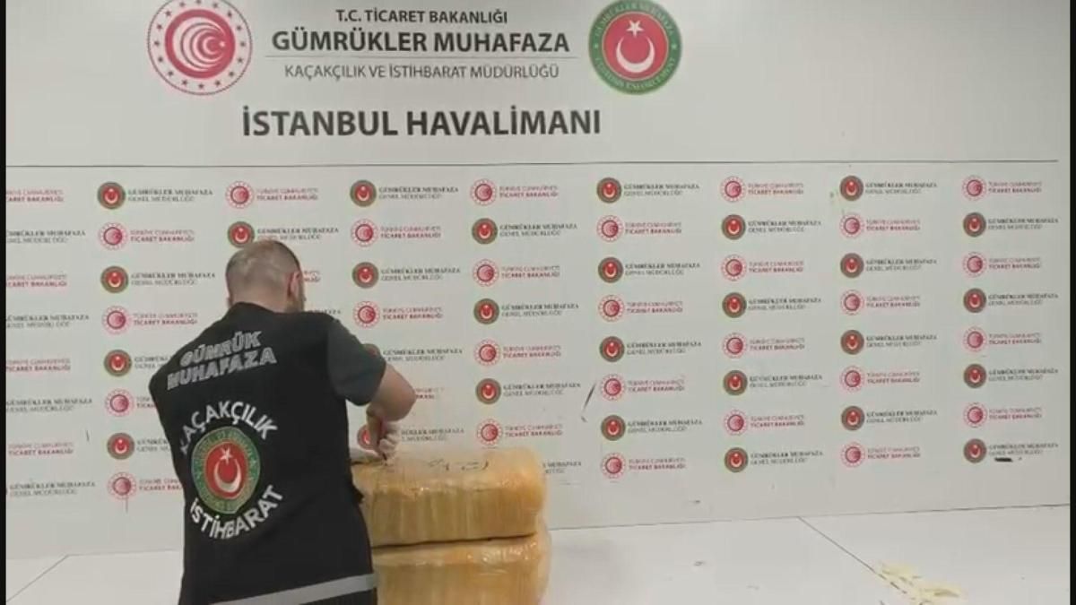 cnnturk's tweet photo. İstanbul Havalimanı'nda dev uyuşturucu operasyonu https://t.co/TntlCH7hHQ https://t.co/eJe8XgXysf