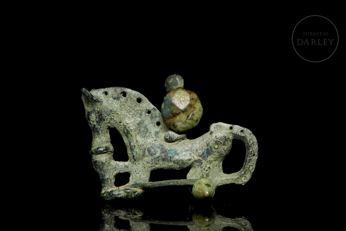 DeisSacrum's tweet photo. Nunca había visto esta preciosa fíbula. Es la única que conserva un escudo en el jinete. ¿Pero es real? Está en una casa de subastas y dice que es del siglo II-III a.C. Precio de salida 800 euros. No entiendo nada. https://t.co/wWbc53VRoW