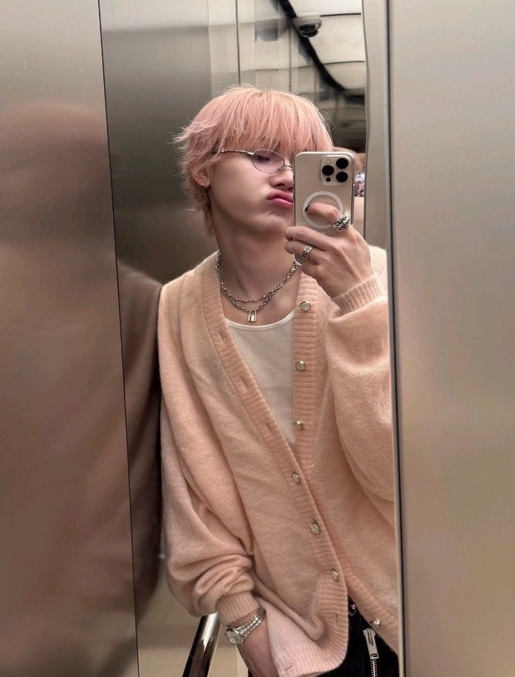 aisushinim's tweet photo. Life is better in pink i swear 💖

#LunéSelcaDay #LunéJidoriDay https://t.co/Ic7riV6rxS
