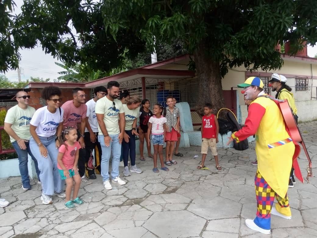 GHNordelo5's tweet photo. Varios hogares -de ancianos y de niños sin amparo parental- han sido visitados en Granma por integrantes del proyecto "¡Que llegue!"  para entregar  donaciónes.  #CubaEsSolidaridad #Cuba #CDRCuba #CubaNoSeRinde https://t.co/TkUREBZ4u6