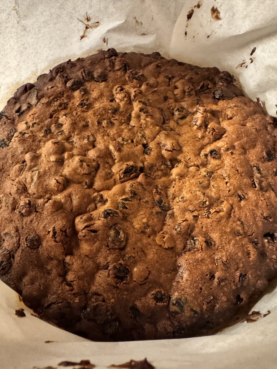 MaaktZij's tweet photo. Ik noem deze foto:  alle dronken krenten en rozijnen staan te dampen… je ziet er lekker uit schatje😘

Oh…. En het is een dikke hoor, geen platte cake. https://t.co/nkdGqYtfQX