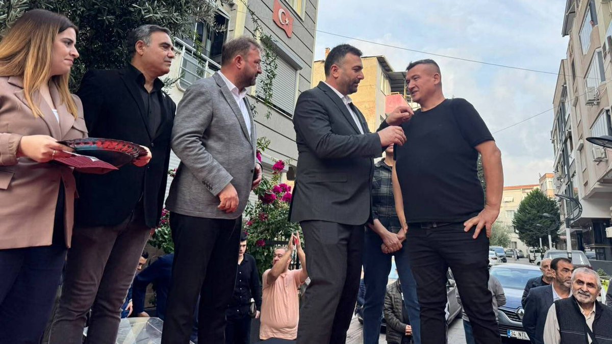 karahanecenaz's tweet photo. YENİ PARTİ’DEN İSTİFA EDEN 200 KİŞİ CHP’YE GEÇTİ.
YENİ Parti’den istifa eden 200 kişi, Cumhuriyet Halk Partisi’ne (CHP) katıldı. Katılanlar arasında partinin kurucu ilçe yöneticileri de yer aldı.
Yeni üyelerin rozetlerini CHP İzmir İl Başkanı Utku Gümrükçü taktı. https://t.co/ZmLuW7peYZ