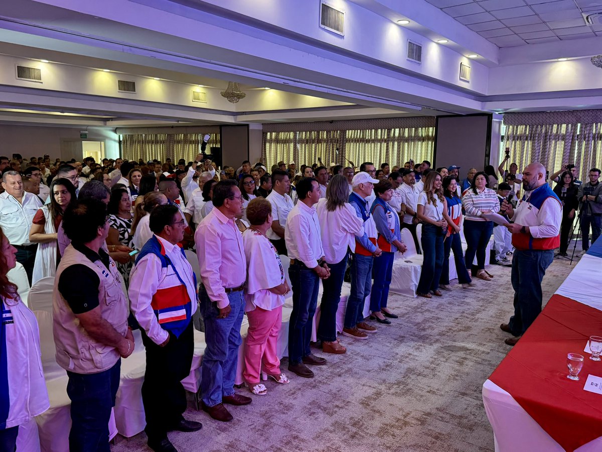 ARENAOFICIAL's tweet photo. “Hoy les pedí tres cosas a nuestros candidatos: conozcan su tierra, escuchen antes de hablar y nunca se crean más que las personas a quienes buscan representar.” Pdte. Carlos Saade
#ARENA #ElSalvador #PresentePorLaPatria https://t.co/05woXQ7fSB
