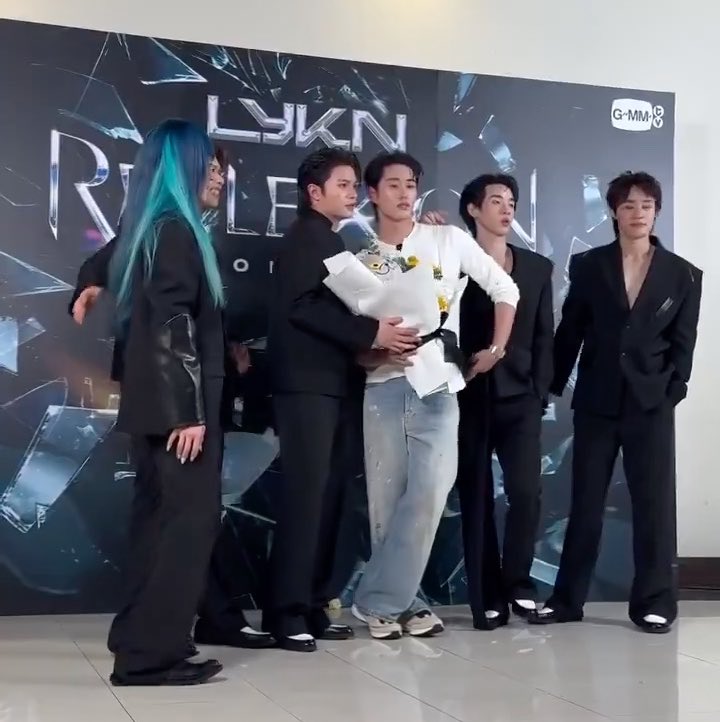 underthesamsky_'s tweet photo. ถ่ายรูปเสร็จ
ทุกคน : ขยับออก
meanwhile วิลเลี่ยมเอส : ขยับเข้าหากัน

ตำแหน่งเดิม ขาไม่ขยับ เอี่ยวตัวหาเท่านั้น คับพี่ 🙂‍↕️ https://t.co/4WEwLxDmWo