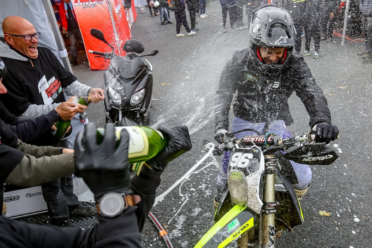 Freenduro's tweet photo. Résultats CDF Enduro Langogne 2026 J1 : 
- Magain s'impose au scratch pour seulement deux secondes face à Roussaly.
- Couronne nationale Elite E1 validée dès ce samedi pour Léo Joyon
- Victoire  Roussaly en Elite E3, devant  Espinasse.

Les résultats > https://t.co/0jtSLwaitY https://t.co/cyblFbinTT